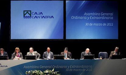 Un momento de la asamblea de Caja Cantabria tras fracasar el proyecto del Banco Base.