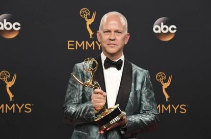 El productor Ryan Murphy muestra el Emmy obtenido por 'The People v. O.J. Simpson: American Crime Story" como Mejor miniserie.