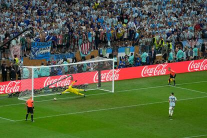 Messi marca en la tanda de penaltis este domingo en la final del Mundial, en el estadio Lusail, en Doha.