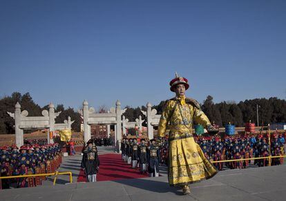 Un actor, caracterizado de emperador de la dinastía Qing, se prepara para rezar durante una ceremonia en el parque Ditan de Pekín, siguiendo la tradición de petición de buena suerte para el nuevo año.