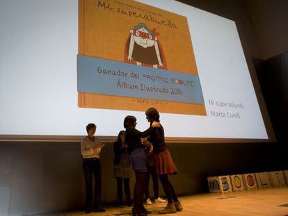 Marta Cunill recoge el premio al mejor &aacute;lbum ilustrado por Mi superabuela. 