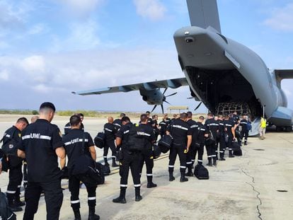 Integrandes de la UME embarcan en un avión A400 del Ejército del Aire en la base militar de Zaragoza, este domingo, rumbo a Marruecos.