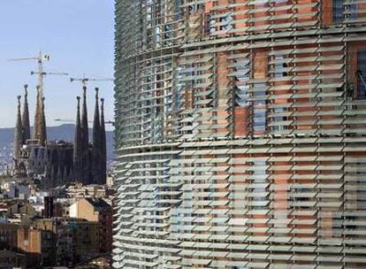 Sede de Aguas de Barcelona (torre Agbar) con la Sagrada Familia al fondo.