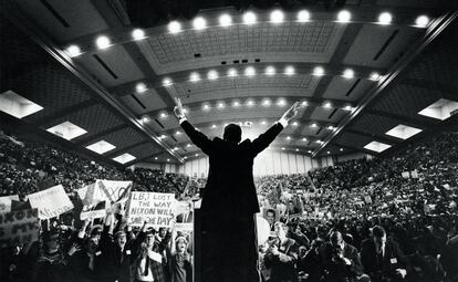 Richard Nixon, durante un acto de campaña en 1968. Sus asesores fueron pioneros en el uso de 'focus groups'.