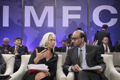 Imagen cedida por el Fondo Monetario Internacional (FMI) de su directora gerente Christine Lagarde (i) y su presidente del Comité Financiero Tharman Shanmugaratnam (d) en la cede del FMI en Washington (EE.UU.), el 12 de octubre de 2013.