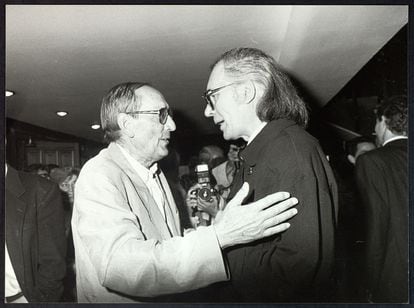 Miguel Delibes conversa con Francisco Umbral durante el estreno en Madrid en 1989 de la adaptación teatral de 'Las guerras de nuestros antepasados'.