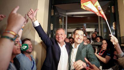 El presidente de la Junta de Andalucía, Juan Ramón Moreno Bonilla, y el candidato del PP a la alcaldía de Sevilla, José Luis Sanz, celebran la victoria de su formación en las elecciones municipales.
