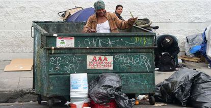 Varias personas buscan entre la basura de Los Ángeles (EE UU).