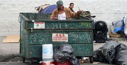 Varias personas buscan entre la basura de Los &Aacute;ngeles (EE UU). 