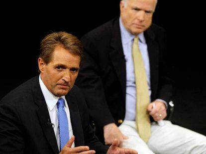 Los senadores Jeff Flake, en primer plano, y John McCain, en un acto público de 2013 en Arizona.