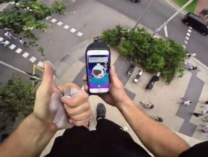 Un alemán trepa por la fachada del edificio más alto de Barcelona para cazar un pokémon