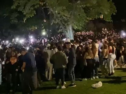 Cientos de jóvenes, sobre las nueve de la noche del sábado, haciendo botellón en el parque de Berlín.