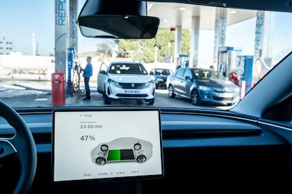 Interior de un coche eléctrico, en una gasolinera. 
