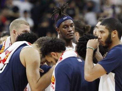 Los jugadores estadounidenses, tras la derrota ante Serbia.