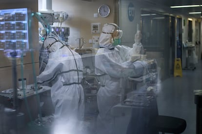 Dos sanitarios trabajan en el interior de una UCI del hospital Vall d’Hebron de Barcelona. 