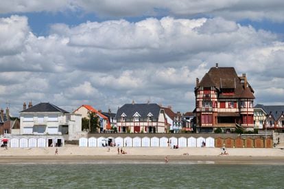 A Le Crotoy, pueblo de pescadores en la bahía de Somme, al norte de Francia, se viene a disfrutar, sobre todo, de su ambiente distendido y de las panorámicas fabulosas. Julio Verne escribió 'Veinte mil leguas de viaje submarino' (1870) cuando vivía aquí. La bahía es famosa por sus mareas y por las focas que holgazanean en los bancos de arena de la Pointe du Hourdel, uno de los estuarios más amplios del norte francés. Se puede explorar en barco, kayak, canoa hawaiana y, con bajamar, incluso a pie (con un guía).