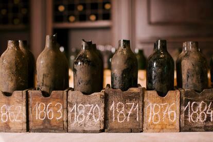 Botellas de varias añadas del siglo XIX abiertas para una cata histórica de Marqués de Riscal.