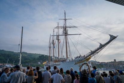 El 'Juan Sebastián Elcano' atraca en Getaria en presencia de numeroso público.