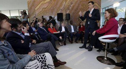 El secretario general y candidato del PSOE a presidencia del Gobierno, Pedro S&aacute;nchez rodeado de su equipo de sabios, este domingo en Barcelona.