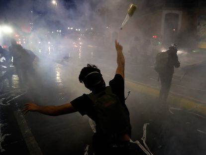 Manifestantes se enfrentan con la policía el 18 de octubre en el centro de Santiago (Chile).