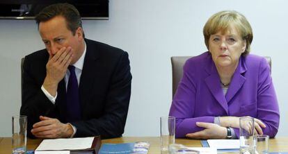 David Cameron y Angela Merkel, hoy, en Bruselas. 