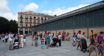 El espacio público delante del Mercado del Born de Barcelona.