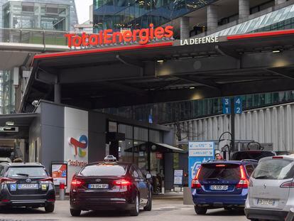 Colas en una gasolinera de TotalEnergies en París, Francia.