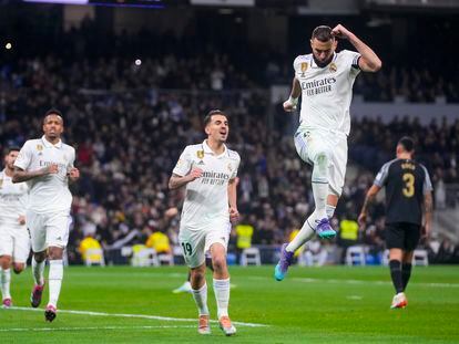 Karim Benzema celebra el tercer gol del Real Madrid en el partido contra el Elche, en el Santiago Bernabéu este miércoles.