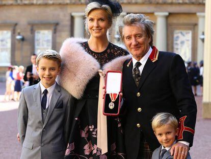 Rod Stewart, Penny Lancaster y sus hijos Alastair (izquierda) y Aiden (derecha), en el palacio de Buckingham, en octubre de 2016, cuando el músico fue nombrado Lord.