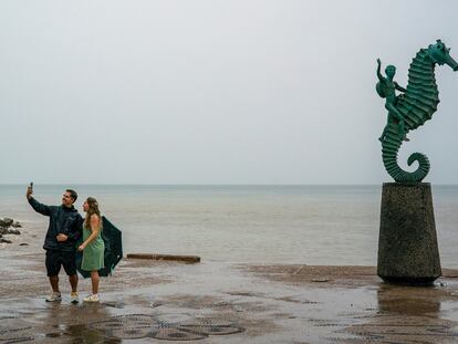 Una pareja se hace una foto en Puerto Vallarta (Estado de Jalisco), el 10 de octubre.