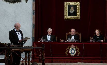 Carlos García Gual lee su discurso de ingreso en la Real Academia Española ayer en Madrid.