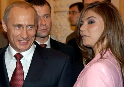 Vladímir Putin y Alina Kabaeva, en 2004 en Moscú.