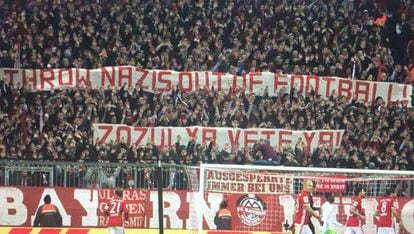 Los aficionados del Bayern exhiben una pancarta contra Zozulya.
