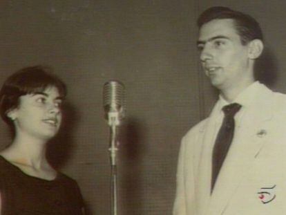 Maria Teresa Campos with her brother, Francisco Campos, founder of Radio Juventud Málaga, in an undated image. 