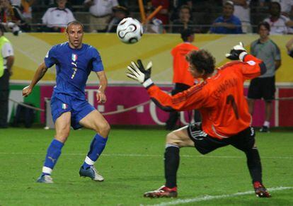Del Piero supera a Lehmann en la semifinal del Mundial 2006.