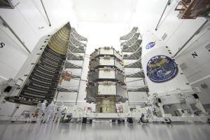 Los cuatro satélites idénticos de la misión MMs apilados para el lanzamiento en la punta de un cohete Atlas V.