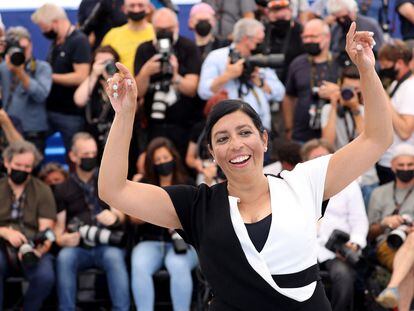 La directora premiada Tatiana Huezo posa al llegar al Festival de Cannes, este viernes.