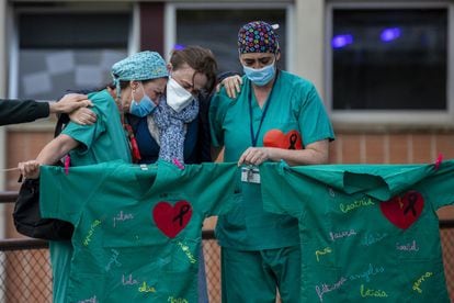 Personal sanitario llora la muerte de un compañero por coronavirus en el Hospital Severo Ochoa de Leganés (Madrid).