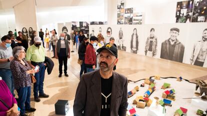 Mateo Feijóo, el pasado viernes en la instalación artística que ha creado en la Cidade da Cultura de Santiago, con los vecinos de Vilar al fondo.