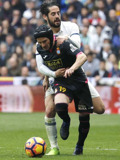 Isco pelea un balón con el delantero argentino del Espanyol, Pablo Piatti.