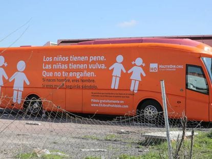 El autobús inmovilizado de Hazteoir, este miércoles.