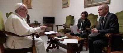 El Papa, durante la entrevista con el director de EL PAÍS, Antonio Caño (derecha), y el corresponsal Pablo Ordaz.