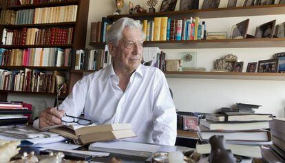 El escritor Mario Vargas Llosa en su casa en Lima (Perú).
