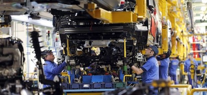 Trabajadores en la planta de Ford en Almussafes (Valencia).