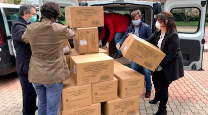 Llegada de las primeras 100.000 mascarillas a Pozuelo de Alarcón. AYUNTAMIENTO