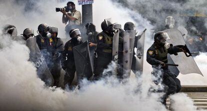 Un grupo de polic&iacute;as antidisturbios, el s&aacute;bado en Lima.
