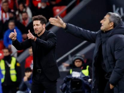Simeone y Valverde dan instrucciones durante el Athletic-Atlético (3-0) en el que el club bilbaíno logró el pase a la final de la Copa del Rey.