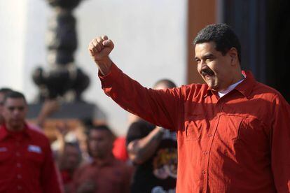 Nicolas Maduro junto a simpatizantes, este jueves.