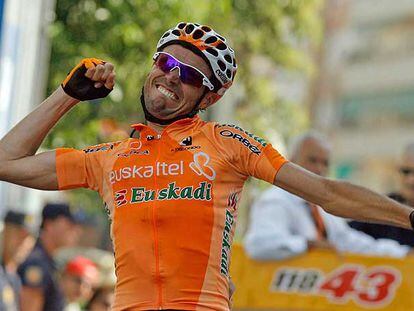 Samuel Sánchez celebra su victoria en la meta de Granada.