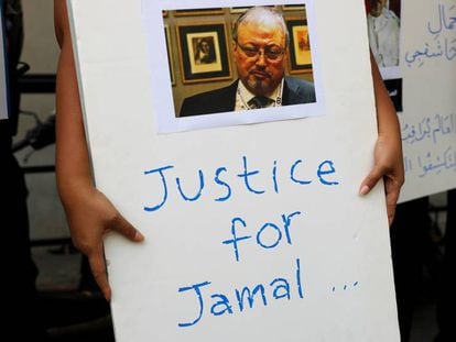 Protestas ante la embajada de Arabia Saudí en Indonesia por el asesinato de Jamal Khashoggi.  